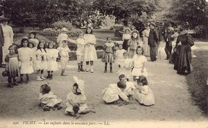 VICHY Les enfants dans le nouveau parc - Imagen 1 de 1
