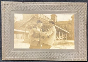 ZWEI COLLEGE-MÄNNER GEBEN VOR ZU BOXEN ~ KLEINES FOTO AN BORD MONTIERT - Bild 1 von 3