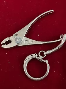Pinza strumento metallo vintage portachiavi decorazione natalizia fai da te 5,5" tuttofare meccanico HK - Foto 1 di 3