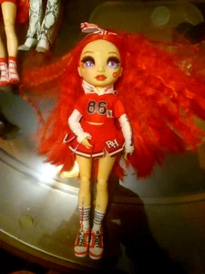 Rainbow High Cheer Ruby Anderson Red Fashion Cheerleader Puppe - ohne Bommeln - Bild 1 von 5