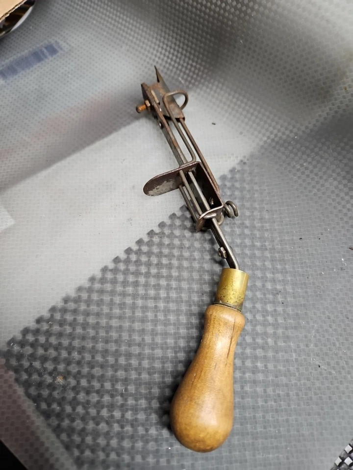 Vintage Bluenose Rug Hooker Tool For Hooked Yarn Rugs Box & Instructions - Image 1 of 4