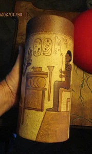 Egypte Joli vase en Grès gravé d'un Dieu Mythologie Egyptienne Marqué Pota 35(?) - Foto 1 di 7