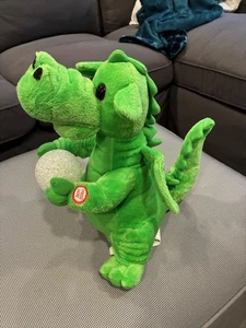 Grüner Drache singt & bewegt sich zu Johnny Cashs Feuerring Carlton Karten Plüsch - Bild 1 von 6