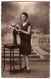 Retrato de estudio de mujer francesa foto real postal 1927 original sepia RPPC - Imagen 1 de 2