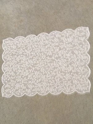  Tapete de mesa de noche santa de encaje blanco de Navidad. 20 x 14 Foto 1 de 2