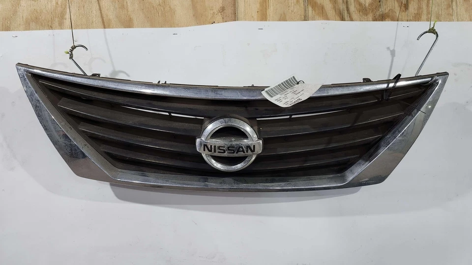 Rejilla 12 14 Nissan Versa OEM DE1325 Foto 1 de 1