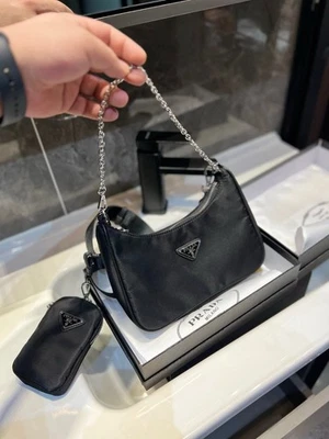 Bolso de hombro Prada Hobo 3 en 1: estilos de axilas, hombros y bandolera Foto 1 de 4
