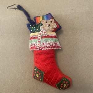 Hallmark 1983 Medias Bordadas Tela Adorno De Colección Oso Arco Iris Sin Caja - Imagen 1 de 10