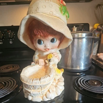 Estatuilla jardinera vintage Big Eye Girl con decoración de pato y cubo Foto 1 de 4