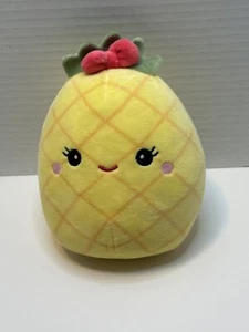 Squishmallow 5 Zoll Maui die gelbe Ananas mit roter Schleife - Stofftier Plüschtier - Bild 1 von 5
