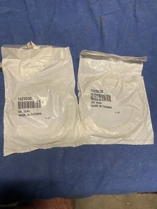 Lote de (2) sellos de aceite genuinos para carretilla elevadora Hyster 1523530 - Imagen 1 de 2