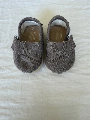 Zapatos sin cordones de lona Toms para jugar bebé niños talla 2 informales cómodos planos - marrón Foto 1 de 4