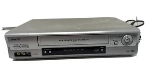 SANYO VHS Player VWM-900 4-HEAD HI-FI VCR TESTED & WORKING- No Remote - Picture 1 of 8