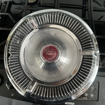 One factory original 1964 Chrysler Newport 14 inch hubcap wheel cover - Imagem 1 de 4