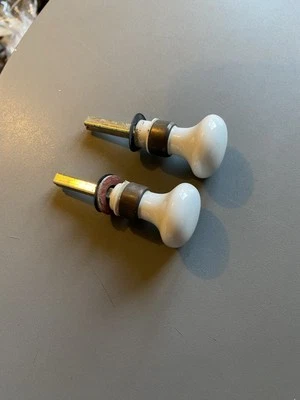 Ancienne Poignée bouton de meuble carré tiroir fenêtre porcelaine laiton vintage - Photo 1/4