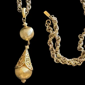 Vintage Monet Gold Lariat Scrollwork Filigree Pendant Dangle Statement Necklace - Picture 1 of 14