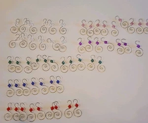 55 goldfarbene Metall gedrehte Haken Ornament Aufhänger verschiedene Farben - Bild 1 von 5