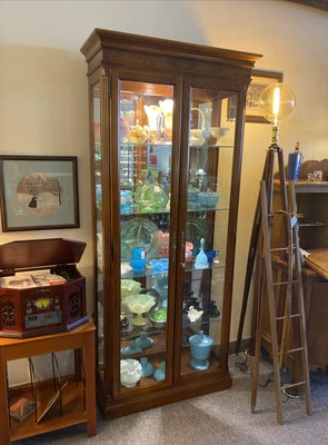 Gabinete de curiosidades Howard Miller Collectors 76” x 32” x 12,5” recogida local por favor Foto 1 de 4