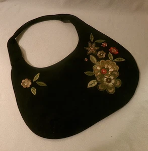 SCHWARZE SCHULTERTASCHE AUS KUNSTWILDLEDER IM HOBO-STIL MIT BESTICKTEN BLUMEN - Bild 1 von 7