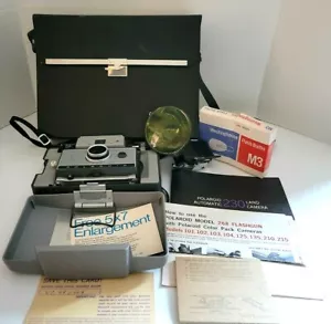 Macchina fotografica terrestre Polaroid 230 vintage anni 60 con custodia accessori manuale non testata - Foto 1 di 12
