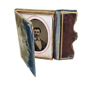 Antica foto in tinta unita uomo vittoriano custodia velluto tinta a mano 1800 ritratto - Foto 1 di 16