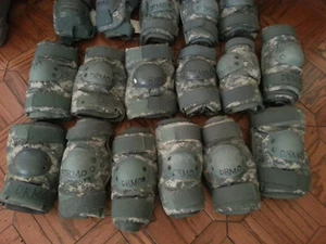 Cuscinetti gomiti originali militari americani in surplus mimetici UCP - Taglia Large - Foto 1 di 6
