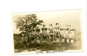 "Los narcisos" niñas en disfraces de flores a juego foto encontrada instantánea vintage - Imagen 1 de 3