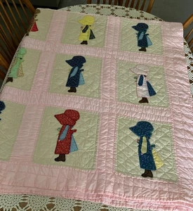 Edredón vintage hecho a mano de 90” x 74” niñas en gorros estilo Holly Hobbie niñas - Imagen 1 de 24