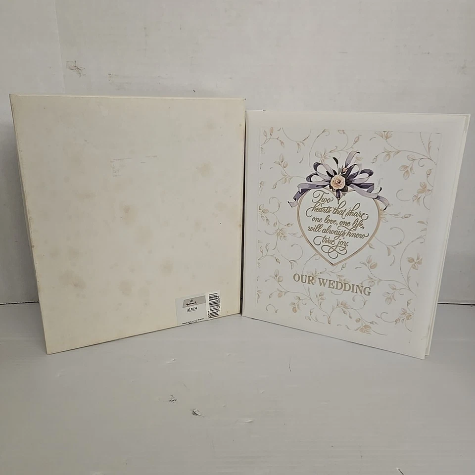 Álbum libro en relieve vintage con sello “Nuestra boda” nuevo en stock Foto 1 de 3