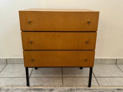 KLEINE VINTAGE KOMMODE AUS EICHE DREI SCHUBLADEN METALL FÜSSE - Bild 1 von 4
