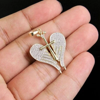 Крылья ангела из желтого золота 14 карат с искусственным бриллиантом 0,80 карата с подвеской в виде креста 1,5 дюйма - Изображение 1 из 4