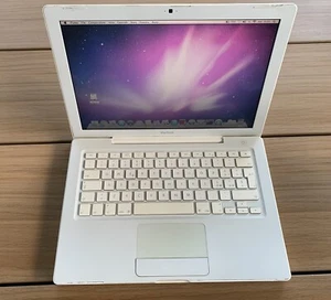 Apple MacBook 13" Mid 2010 Bianco - Intel Core 2 Duo - RAM 3GB - Sk Video 256mb - Foto 1 di 12