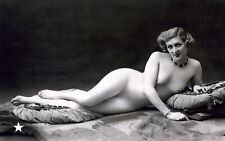 CPA nu artistique 1900/1920 Jeune femme allongée sur des coussins