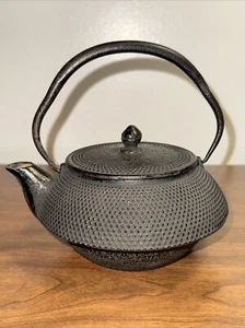 Tetera de 6" vintage de hierro fundido con tachuelas de metal con tapa de una sola manija JAPÓN - Imagen 1 de 13