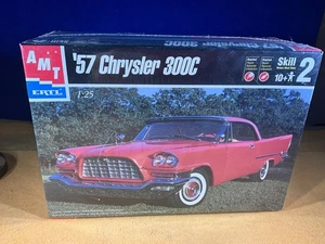 L13-81 AMT MODEL - 57’ CHRYSLER 300C - 1999 - 1:25 SCALE - SEALED - NIB - Bild 1 von 6