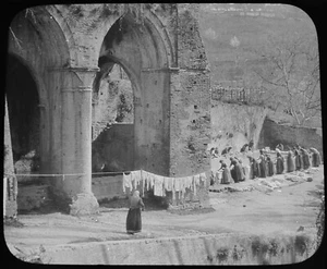 WOMEN WASHING NEAR RUINS PROBABLY ITALY C1890 Magic Lantern Slide PHOTO - Picture 1 of 5