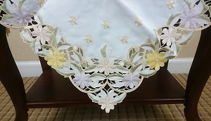 Embroidered Daisy Floral Cutwork 42x42" Tablecloth Square End Side Coffee Table - Picture 1 of 5
