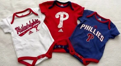 JUEGO BODYS BEBÉ 6-9M 6-9 MESES PAQUETE DE 3 MLB PHILADELPHIA PHILLIES NUEVO CON ETIQUETAS Foto 1 de 4