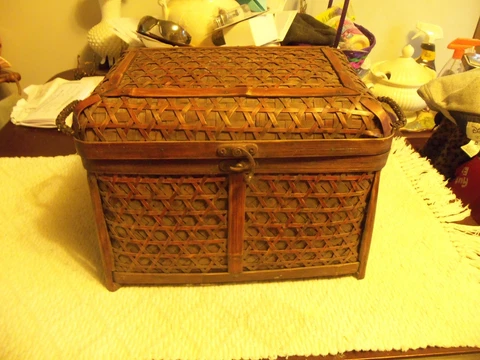 Vintage  Brown Woven Weave Metal Clasp Flip Top Picnic Basket CHEST WITH HANDLES Cover