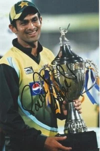 PAKISTAN CRICKET: SHOAIB MALIK SIGNED 6x4 ODI TROPHY CELEBRATION PHOTO+COA - Picture 1 of 1