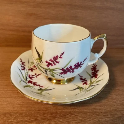 Xícara e pires raros Royal Vale flores borgonha folhas verdes com acabamento dourado  - Imagem 1 de 4