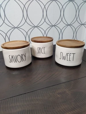 Tarros de especias dulces saladas Rae Dunn con tapas de madera decoración de granja de campo  Foto 1 de 4