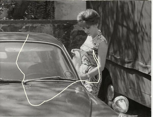 27x21cm Orig photo around 1965 Gina Lolobrigida with Jaguar MK2 - lost keys photo A - Picture 1 of 2