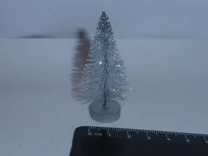 Weihnachtsbäume im Maßstab 1:12 ht ca. 5,5 cm silber Puppenstube Xmas Acc Kugeln - Bild 1 von 1