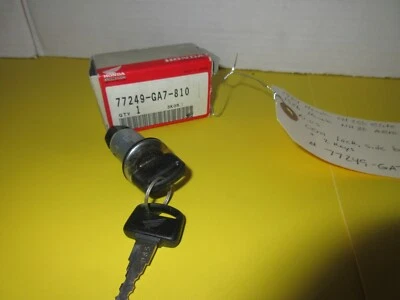 Cerradura N.O.S OEM Honda '84 Elite 250, '86 Aero 80, caja lateral + llaves #17249-GA7-810 Foto 1 de 3