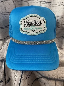 Neu ohne Etikett Spoiled By My Truckermütze mit blauem Kragen und Druckknopflasche Netz mit glitzerndem Hutband - Bild 1 von 4