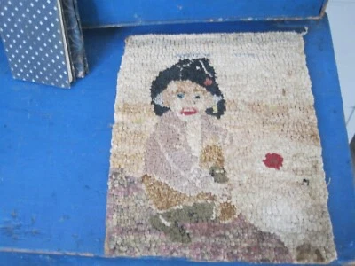 Antigua alfombra enganchada con una dama parece plantar flores primitivas americanas Foto 1 de 4