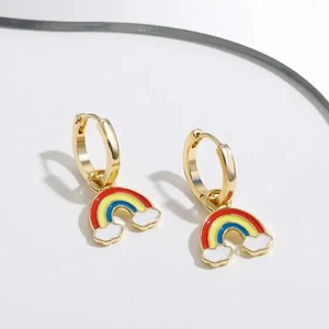 Pendientes Huggie Orgullo Nubes Arco Iris Dorados y Coloridos Unisex NUEVO - Imagen 1 de 7