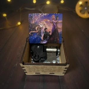 Handgefertigte Mini-Spieluhr aus Holz "Verheddert" Disney inspiriert zum Aufziehen - Bild 1 von 4