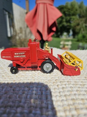 COSECHADORA MATCHBOX MASSEY FERGUSON (780 ESPECIAL) Foto 1 de 4